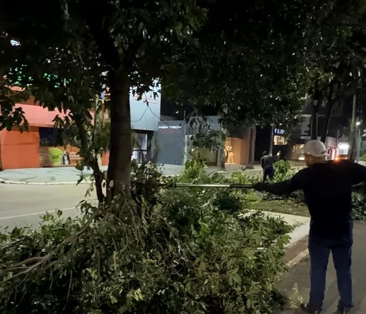 MANUTENÇÃO - Ação integrada realiza poda noturna em cruzamento da região central