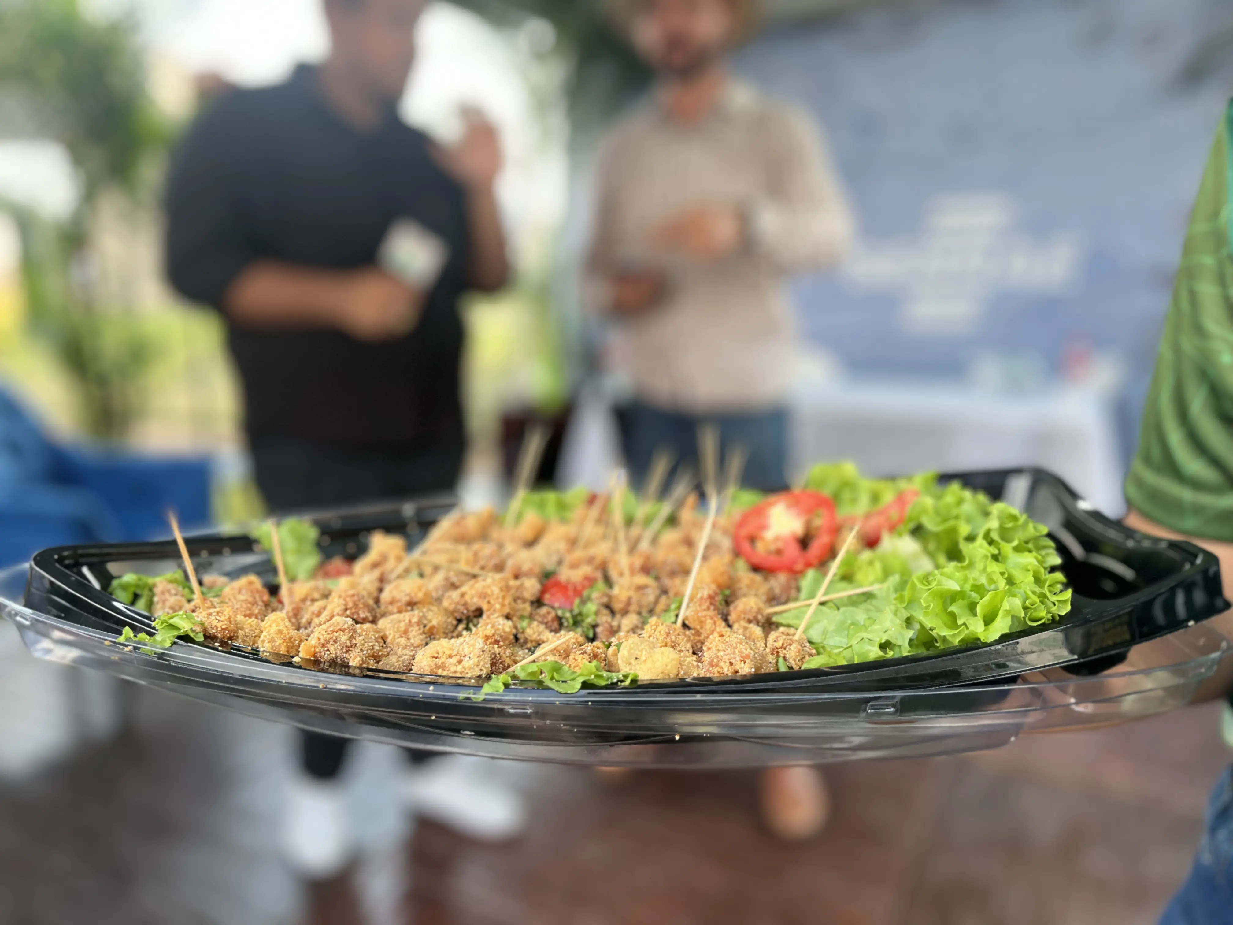 Carne de jacaré atrai curiosidade e ganha degustação durante a Agrotec 2026