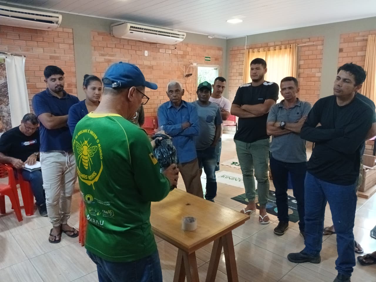 Participantes receberam orientações práticas sobre manejo seguro do terçado e da roçadeira