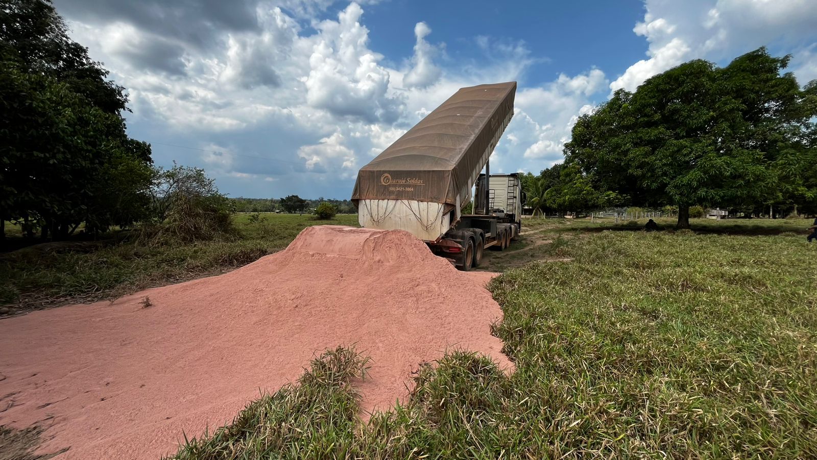 Programa esteve na Linha 67, km 12 da BR-364, entregando insumos essenciais para os agricultores da Asprocar