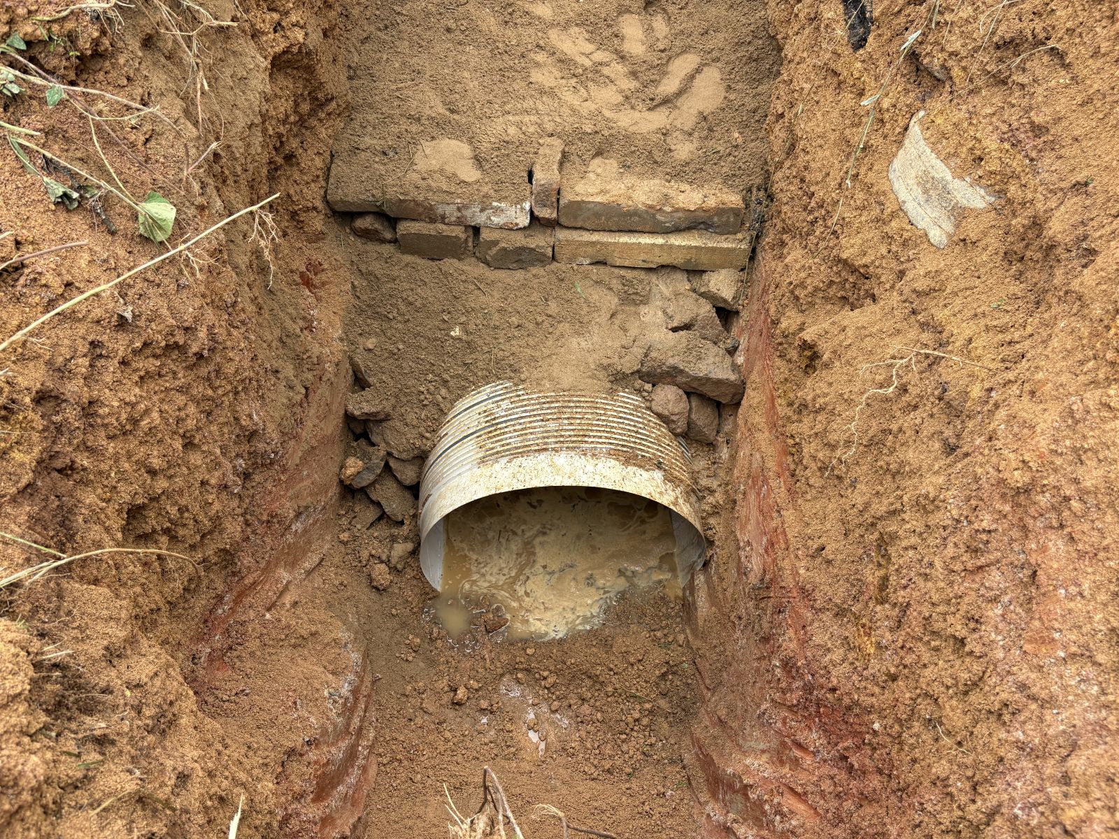 Intervenção consistiu na instalação de um novo tubo com 12 metros de comprimento e 1,20 metro de diâmetro