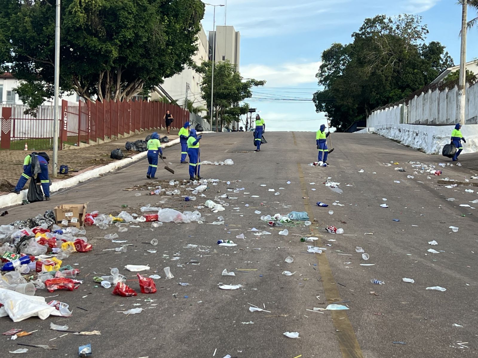 Equipes de limpeza iniciaram uma força-tarefa para garantir a limpeza e a organização do local