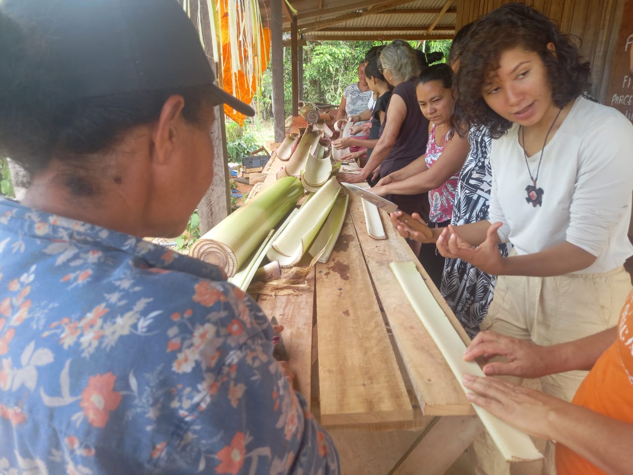Iniciativa reuniu mulheres da comunidade com o objetivo de transformar os caules das bananeiras em matéria-prima