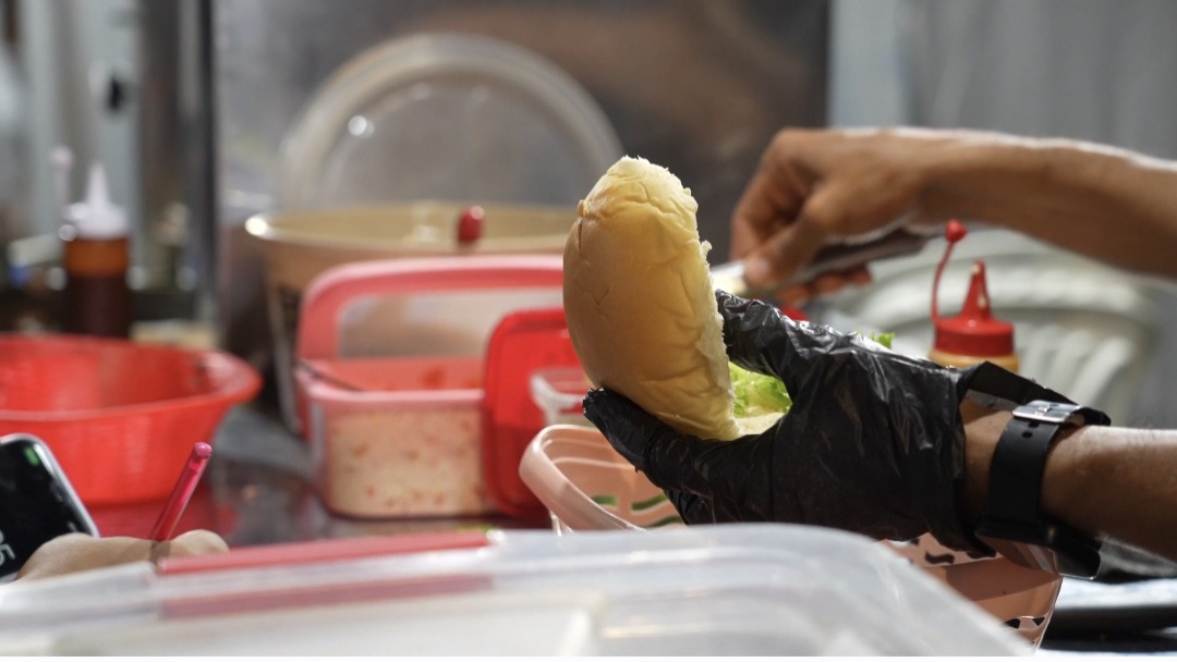 Vendedores ambulantes credenciados aproveitam o Viradão do Béra para gerar renda e ampliar oportunidades de trabalho.