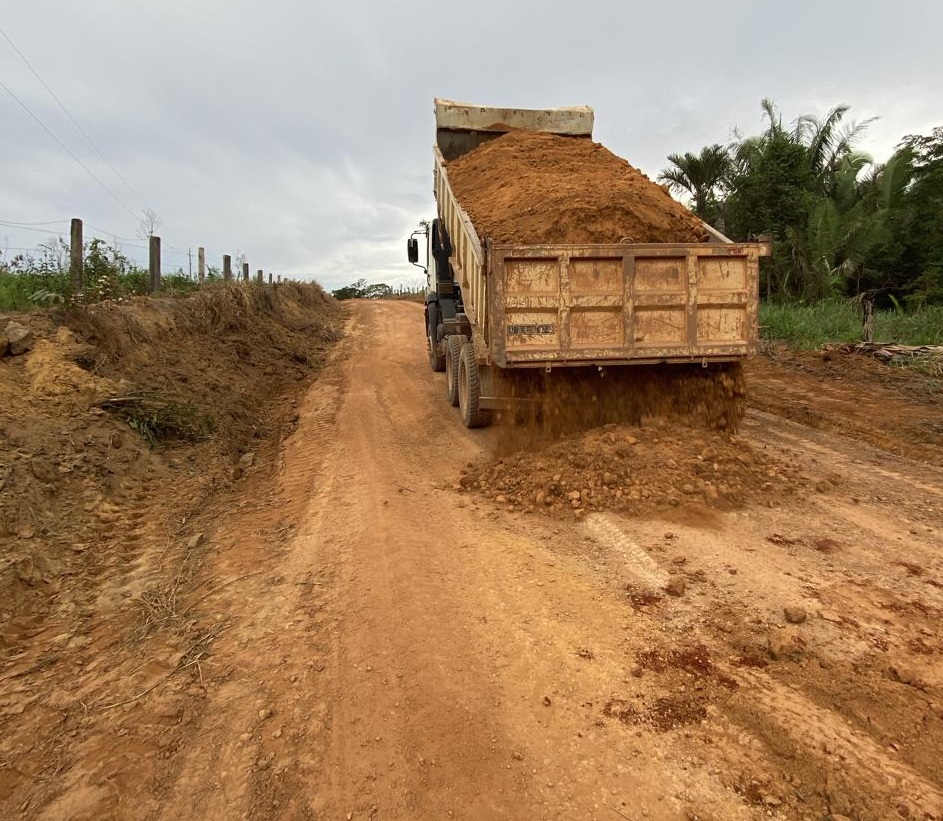 Durante o período chuvoso, também está sendo feito o encascalhamento de ladeiras
