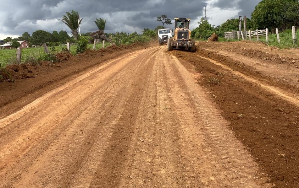 Mesmo em final de gestão, o trabalho é contínuo, com limpeza, recuperação de pontos críticos de pontes e estradas
