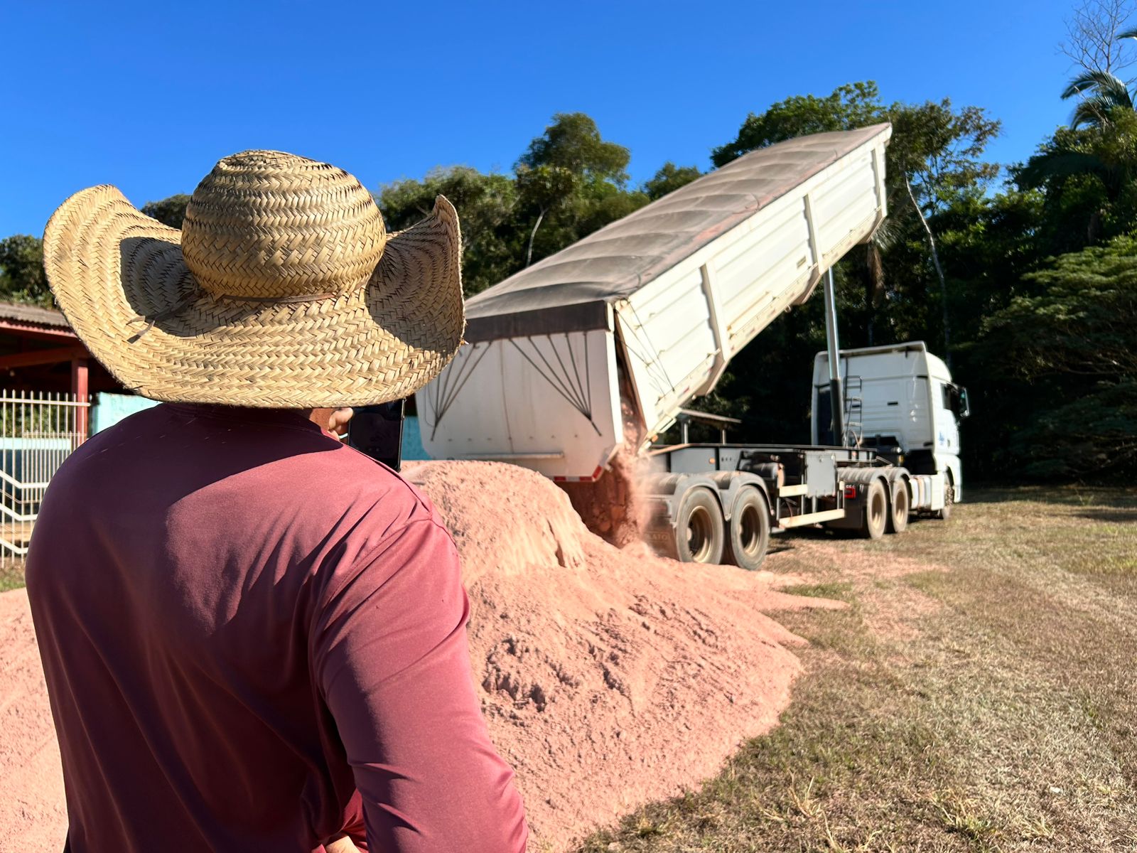 Foram transportados 1.426 toneladas de calcário para diversas propriedades rurais